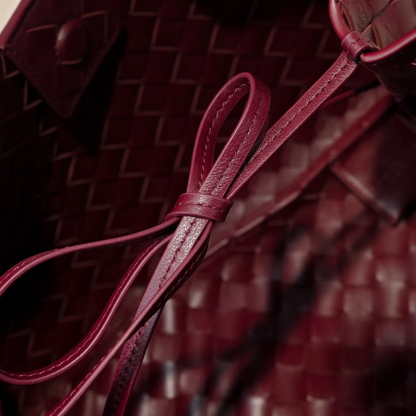 Batch 2160 new products are coming! BOTTEGA VENETA Bottega Veneta's 2025 new Campana shoulder bag is on the market~ First of all, I would like to praise the weight of this bag. As a not too small bag, it is very light for daily use. For people like me who need to carry a lot of belongings when going out, this advantage is great, and it greatly reduces the burden of traveling. 🛍️The shape is a bit like a combination of parachute and jodie. The blunt triangle shape is cute and honest. Carrying it on your back when going shopping is a good mood accelerator. The handles and body of the bag are both classic weaves. A tie is added to the original open design. If it is not tied up, the bag will look like a small vegetable basket when carried. Style number: 4249 Size: 33*20*16.5cm